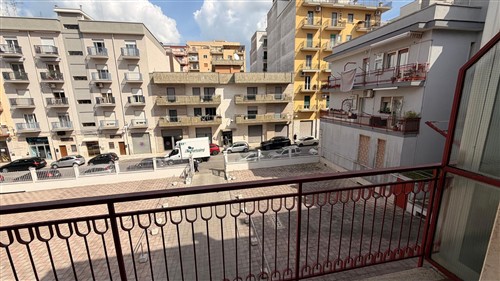 Zona Semi-Centrale, Appartamento di 4 Vani Oltre Accessori, Vano Deposito e Box Auto.
